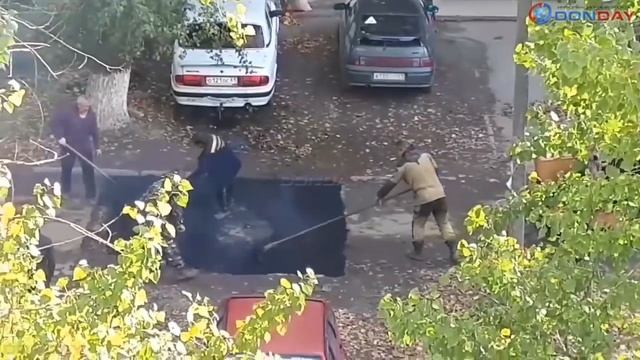 Donday. В Новочеркасске с приходом осени снова начали класть асфальт в лужи и грязь смотреть онлайн