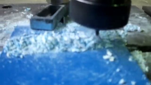 Фрезерование стеклопластика промышленным роботом KUKA [d=3мм, s=5мм, f=450мм мин] смотреть онлайн