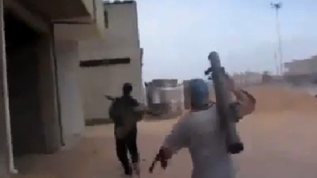 RAW,Libya, revolutionist fighting street to street in Misrata, weapon failure смотреть онлайн