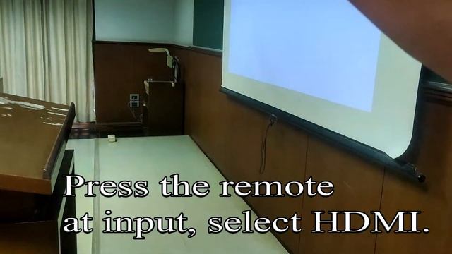 Using projector remote control - Input selection смотреть онлайн