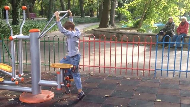 Спортивная площадка в Приморском парке, Варна, Болгария смотреть онлайн