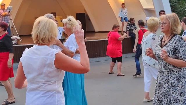 У дiвчини е хлопчина Танцы в парке Горького Харьков Август 2021 смотреть онлайн