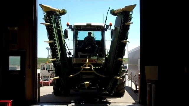 Driving through a 14' door, Krone® 10-row header on a Claas® 900 смотреть онлайн