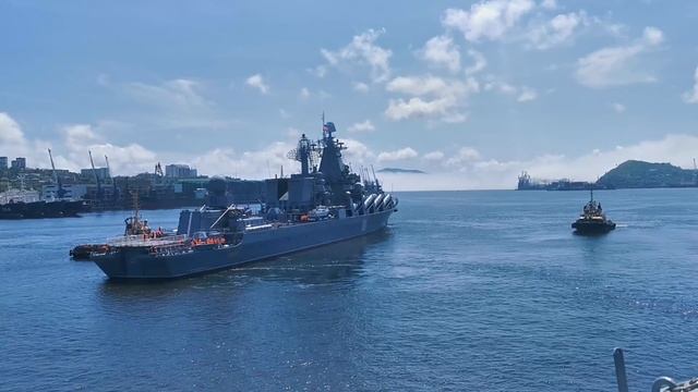 Во Владивостоке заканчивают создавать парадный строй ТОФ ко Дню ВМФ смотреть онлайн
