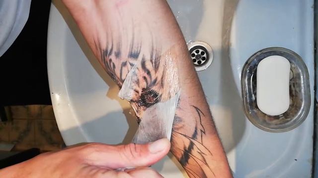 Снятие заживляюший пленки после татуировки смотреть онлайн
