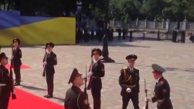 07.06.2014 Инаугурация Порошенко. У солдата упало ружье. смотреть онлайн