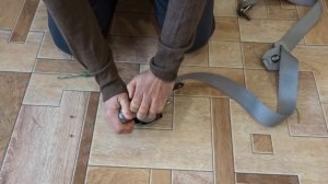 Как натянуть пружину ремня безопастности на Mazda Demio