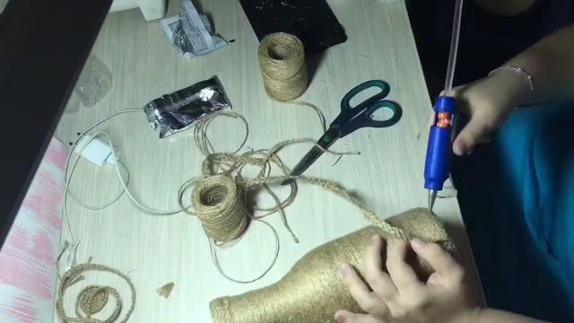 Бутылка, ваза, веревка, шпагат смотреть онлайн