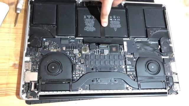 Сразу после загрузки Mac OS перестаёт работать Клавиатура и трекпад MacBook Pro 15” Early 2015 A139 смотреть онлайн