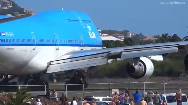 Взлет самолета на пляже Махо на острове Сен-Мартен. смотреть онлайн