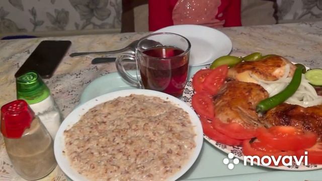 Завтрак .На первой каша с гречкой и ? молоко .На второй куриных окорочков .Сытно и вкусно смотреть онлайн