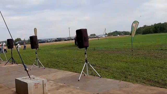 Распределитель минеральных удобрений AMAZONE ZG-TS 7501 с трактором VALTRA смотреть онлайн