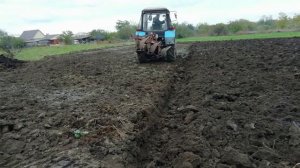 Пахота жесть ,МТЗ  82 просто тухнет в борозде.Не хватает мощности мотора.