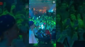 Инстасамка облапала Олега прямо на сцене