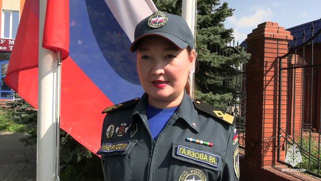Сотрудники МЧС России отмечают День государственного флага Российской Федерации смотреть онлайн
