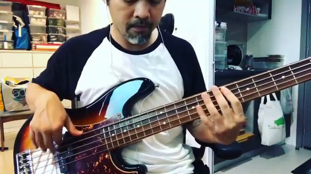 Fender AM STD Precision Bass V - Daft Punk: Something About Us 1 Minute Bass Play Along смотреть онлайн