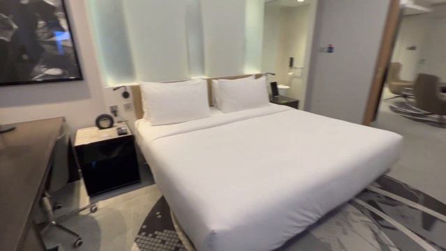 Aloft Dubai Creek Theme Suite 007 James Bond Tour смотреть онлайн