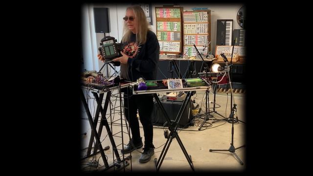 GET BENT ! Circuit Bent Toy Gizmos with BILL T MILLER (Orgy Of Noise) @SynthCube 2023 (3 min of 26 смотреть онлайн