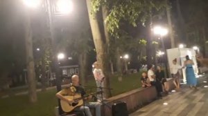 Одинокая ветка сирени в исполнении девочки, будущей звезды нашей эстрады !!!!!!!!!👍👍👍👍👍👍👍👍👍👍👍