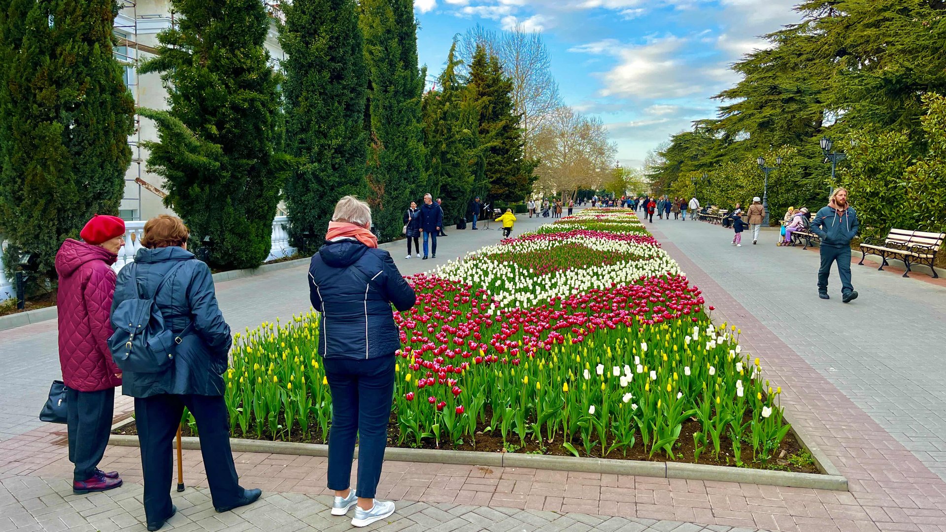 Это ФАНТАСТИКА!В Севастополе начался ПАРАД Тюльпанов!Приморский бульвар и набережная Корнилова!Крым смотреть онлайн