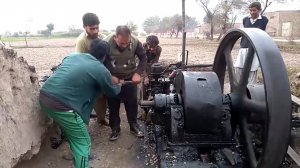 Веселые пакистанцы заводят 4-литровый дизельный двигатель 1929 года, 1-цилиндровый, мощностью - 17 л