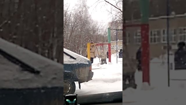 Вот как надо качать детей на качелях смотреть онлайн