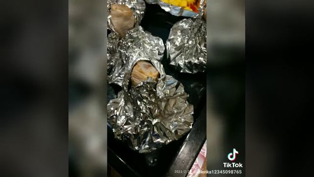 Курочка с овощами в фольге.