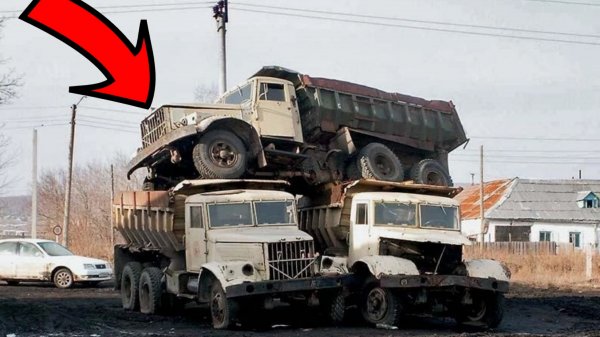 Брошенные грузовики и автобусы.