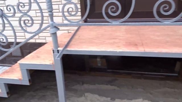 Крыльцо на заднем дворе смотреть онлайн