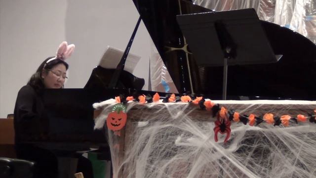J.S Bach, Toccata and Fugue in d minor BWV 565 on piano, from the Halloween concert. смотреть онлайн