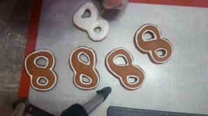 Пряники цифра 8 на 8 марта роспись