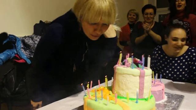 Именинница задувает свечи на праздничном торте смотреть онлайн