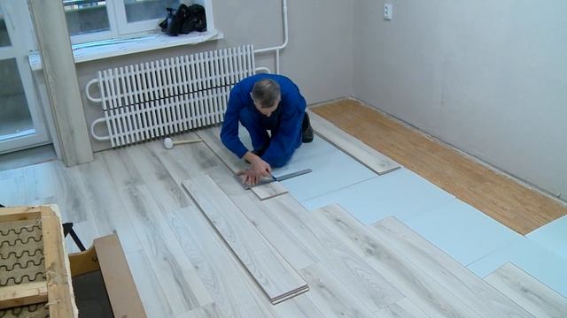 Мир ламината Рубрика ДО и ПОСЛЕ. Выпуск 33 - укладываем ламинат Egger Дуб Альберта Полярный. смотреть онлайн