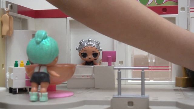 ИГРАЮ В КУКЛЫ  LOL HAIRGOALS. КУКЛА LOL HAIRGOALS ИДЕТ В САЛОН КРАСОТЫ. НАРАЩИВАНИЕ ВОЛОС КУКЛЕ ЛОЛ