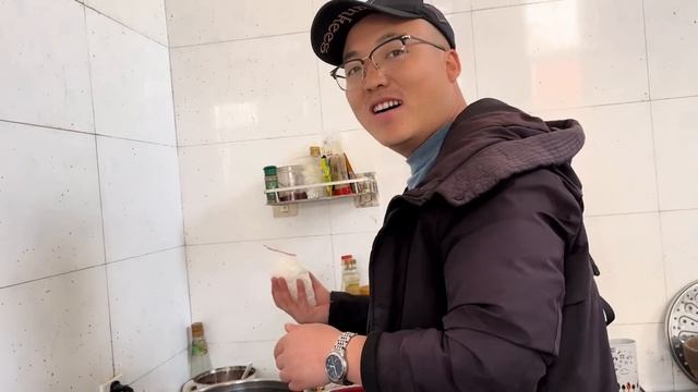 老挝媳妇咳嗽不见好转，中国老公网上学来止咳方法希望早日康复！ смотреть онлайн