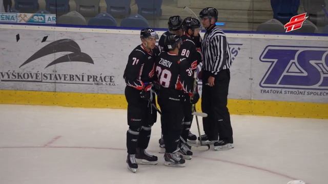 Бурдасов тащит шайбу от синей линии и обыгрывает Лацо!