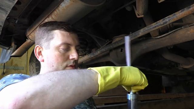 ТО день Niva Chevrolet (Часть 3я.). Проверка уровня масла в картере заднего моста. смотреть онлайн