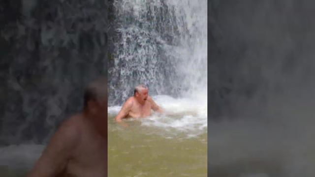 13 апреля Николай купается в водопаде Кесух смотреть онлайн