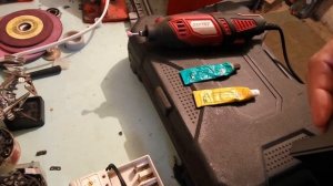 Восстанавливаем  отверстие  в пластике под шурупик