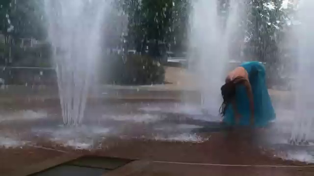 Платье в фонтане смотреть онлайн