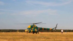 Вертолет Ми-2 взлетает
