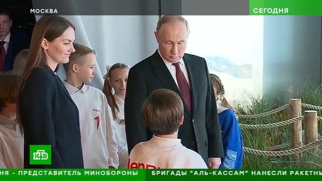 Владимир Путин посетил экспозицию платформы «Россия – страна возможностей» и Движения Первых на ВДНХ смотреть онлайн
