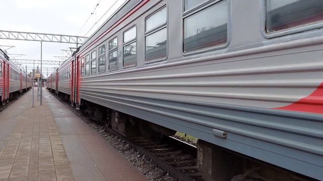 Электропоезд ЭТ2М 060 отправляется со станции Тверь