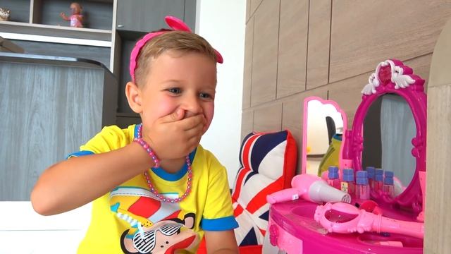 Диана и волшебное Зеркало! Diana and Roma Pretend Play with Makeup Play Table Toy смотреть онлайн