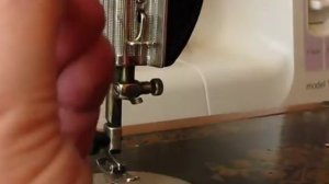 Как правильно вставить иглу в швейную машинку.