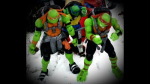 Черепашки ниндзя и другие игрушки в снегу.