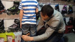 Подбор и примерка защиты для роликовых коньков