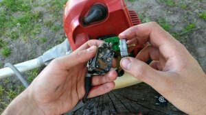 Бензокоса глохнет при нажатии на газ. Причины и ремонт