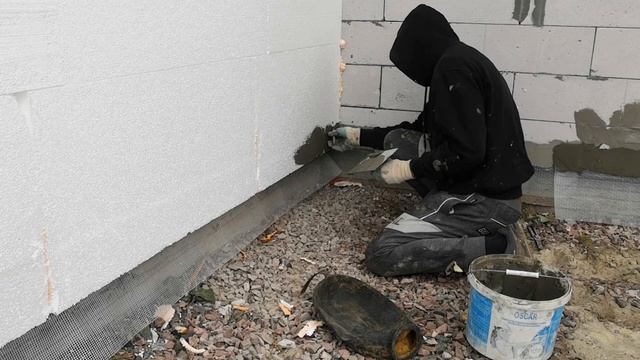 Утепление фасада пенопластом. Как защитить от влаги низ?