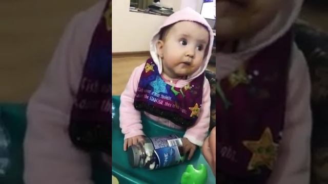 Милота, прикол, ребенок кушает фруктовое пюре, у бабули скучно не бывает, Вкусно, но очень кисло смотреть онлайн